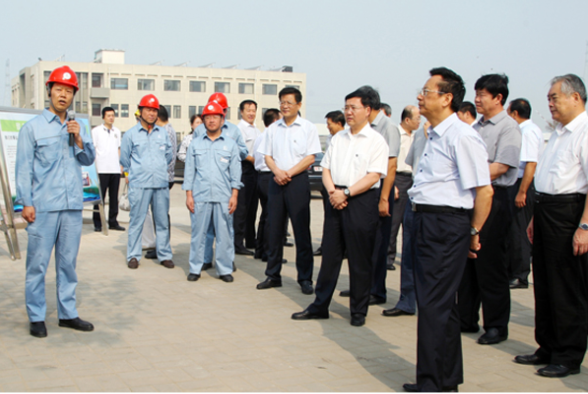 2014年8月11日，全國(guó)人大常委會(huì)副委員長(zhǎng)、民建中央主席陳昌智，全國(guó)人大常委會(huì)委員、環(huán)資委副主任委員蔣巨峰，到電廠華新環(huán)保公司就油泥砂處置項(xiàng)目進(jìn)行專題調(diào)研。.png